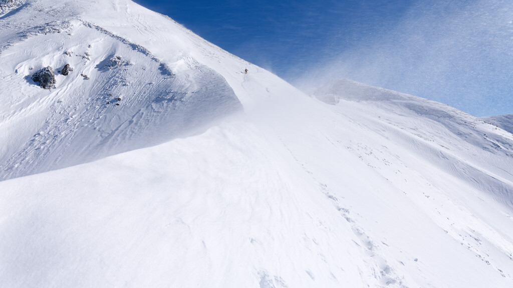 剱御前小舎は雪煙でかすんでいた