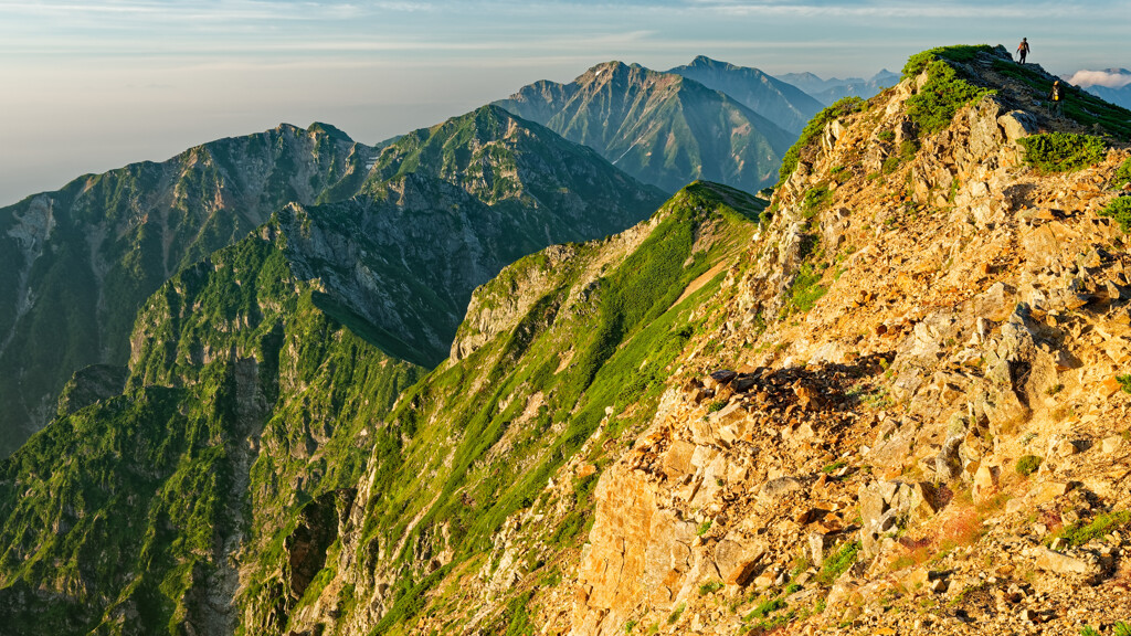 朝日を浴びる後立山稜線