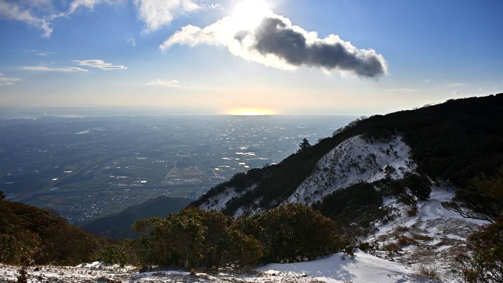 伊勢湾の照り返しと雪道