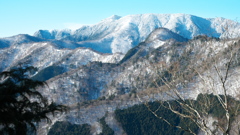 雪をまとった八経ヶ岳と弥山