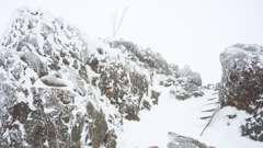 赤い岩と白い雪