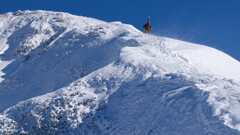 スキーヤー、登る