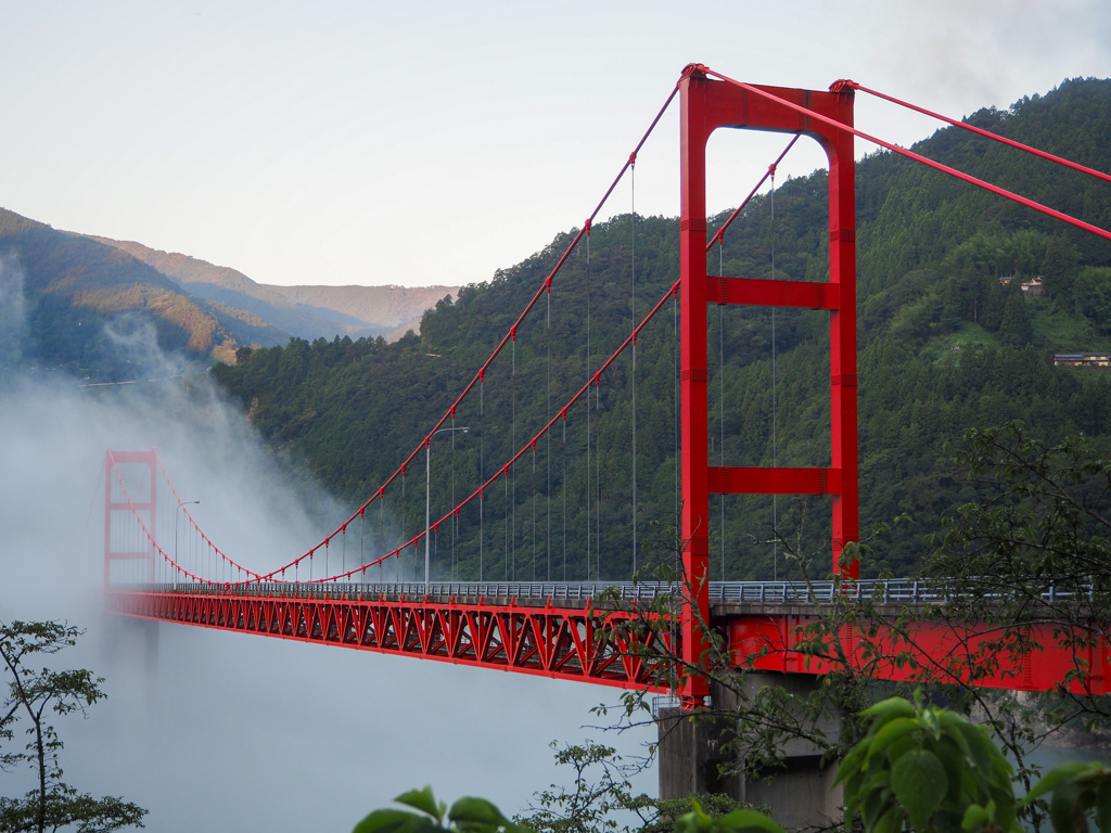 霧に浮かぶ赤橋