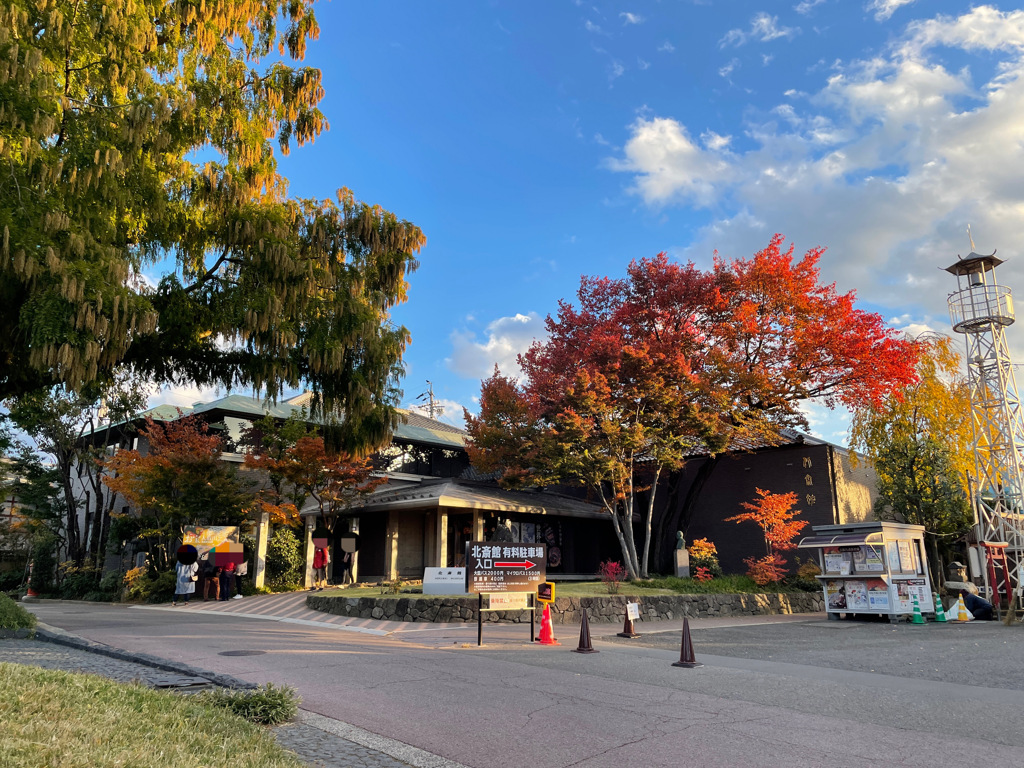 長野 小布施周辺 紅葉の様子4 北斎館の建物と紅葉