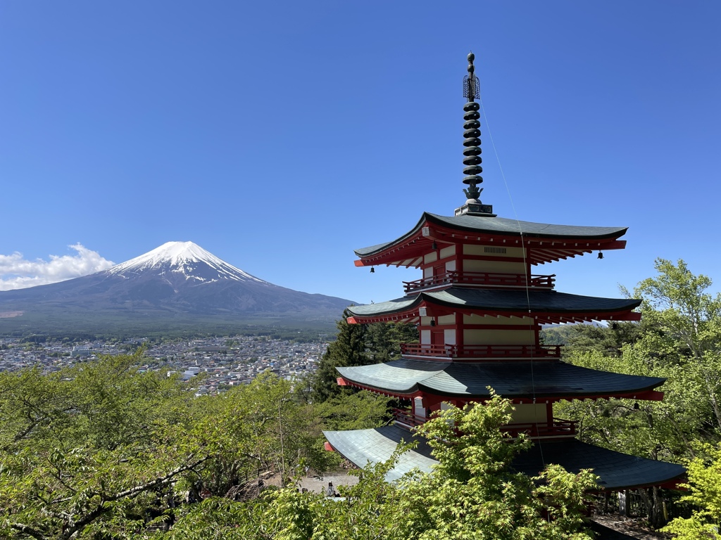 新倉山浅間公園展望デッキから見た忠霊塔と富士山 3