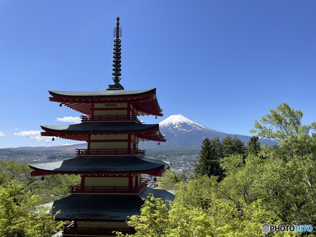 新倉山浅間公園展望デッキから見た忠霊塔と富士山 4