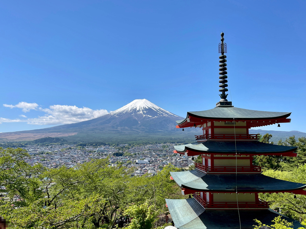 新倉山浅間公園展望デッキから見た忠霊塔と富士山 2