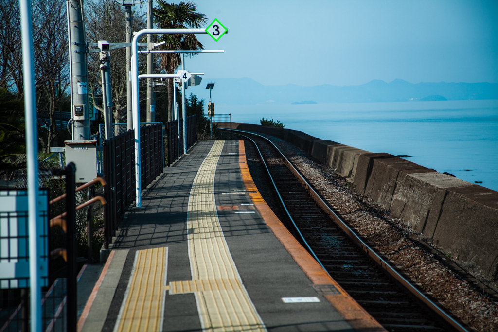 海に並ぶ木造駅舎