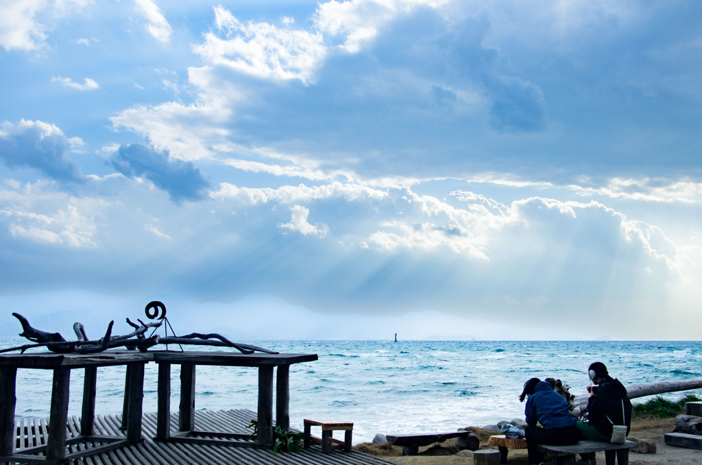 荒れた海に射す光