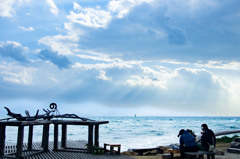 荒れた海に射す光