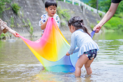 梅雨の川遊び