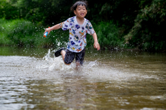 梅雨の川遊び