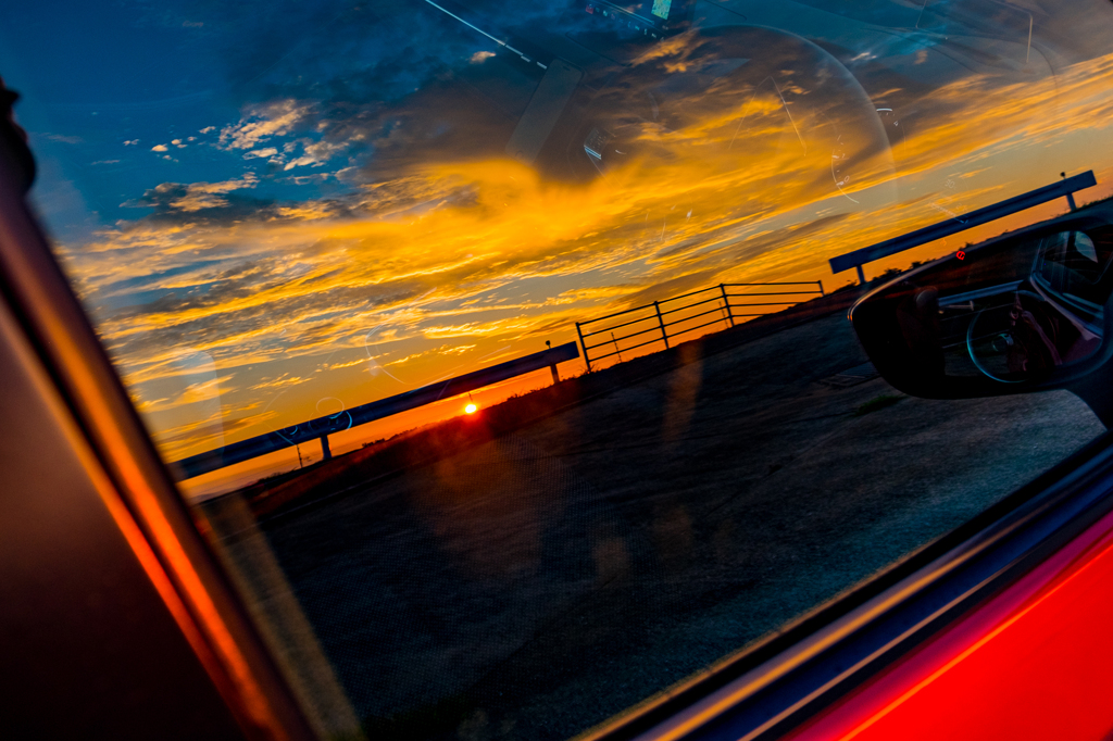 車に映り込む夕日