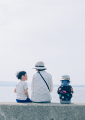 孫と春の海