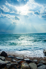 荒れた海に射す光