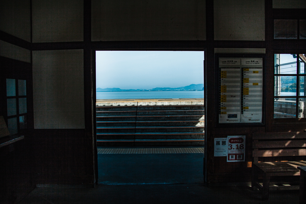 海に並ぶ木造駅舎