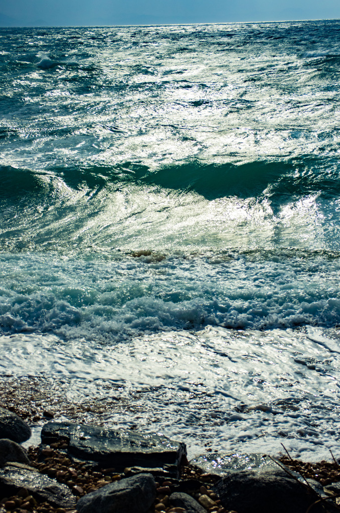 荒れた海に射す光