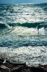 荒れた海に射す光