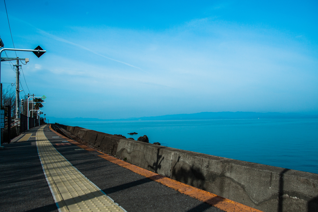 海に並ぶ木造駅舎