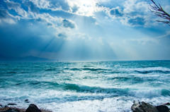 荒れた海に射す光