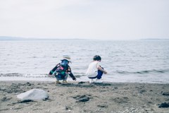 孫と春の海