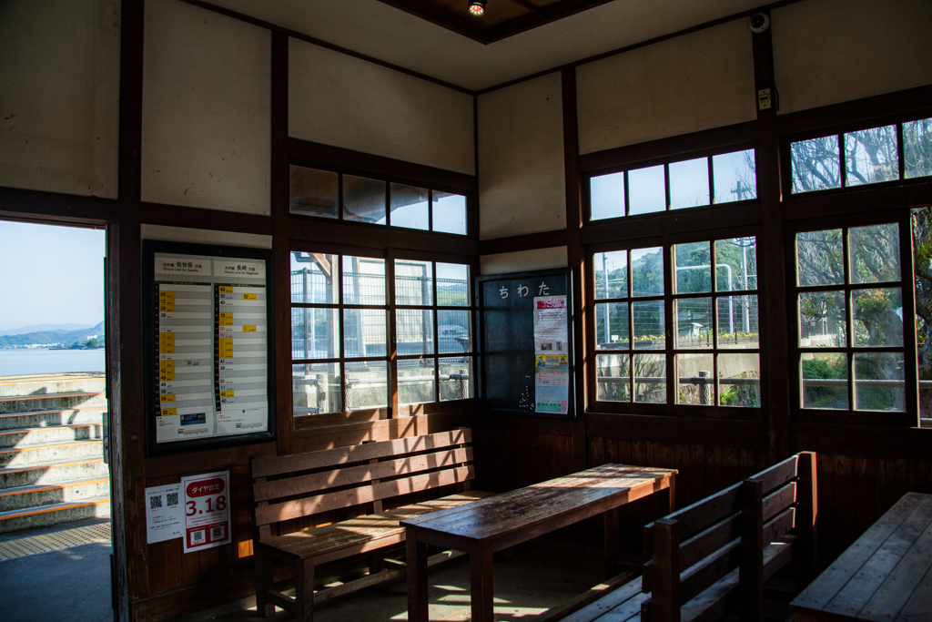 海に並ぶ木造駅舎