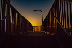 歩道橋の向こうの夕日