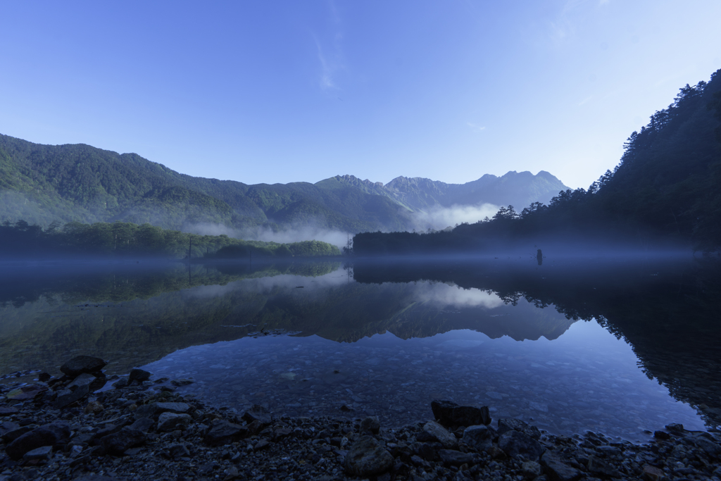 朝靄の残る大正池