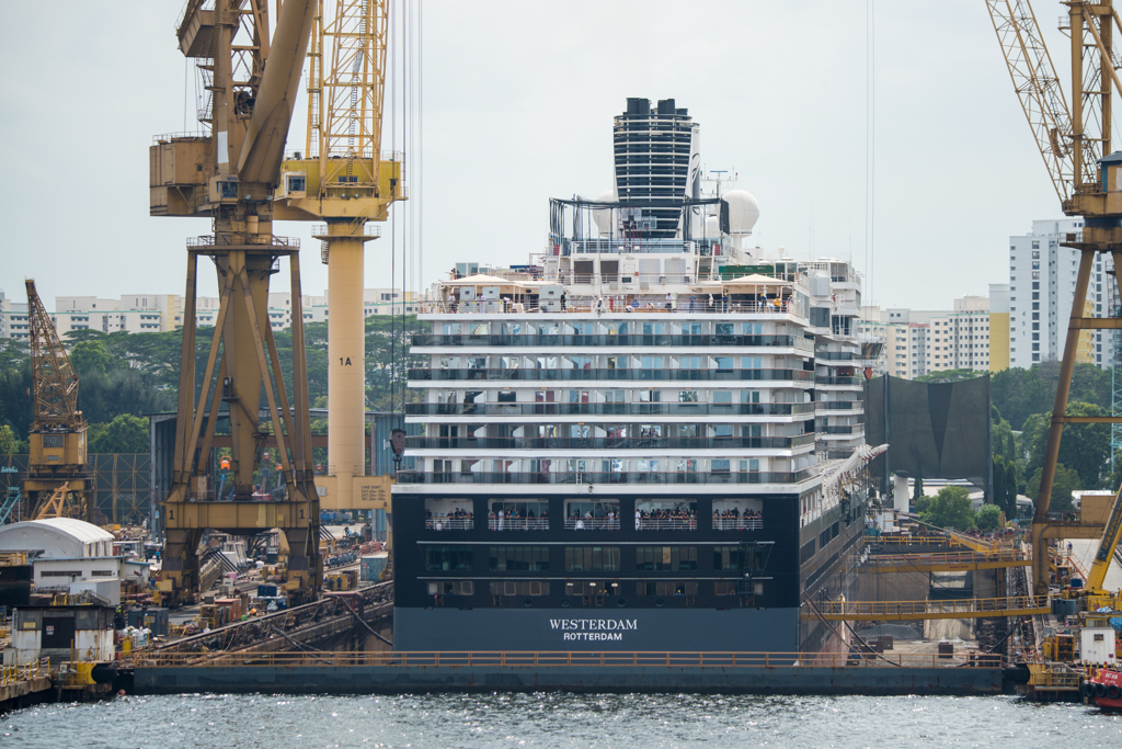 シンガポールドックから出渠直前のWESTERDAM