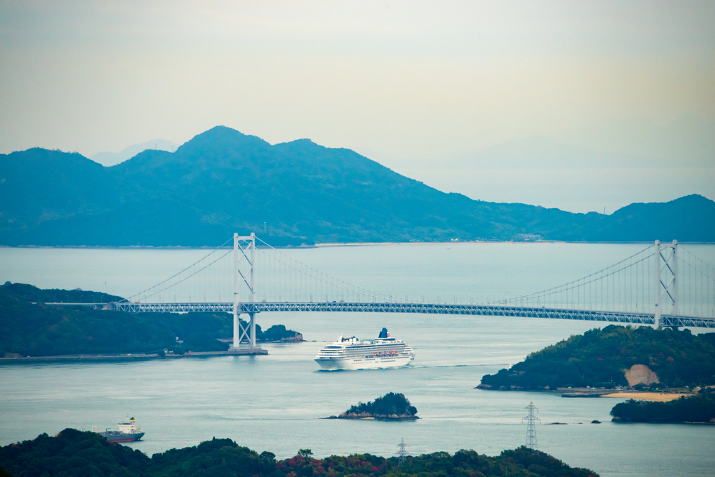 因島大橋を通過する飛鳥Ⅱ