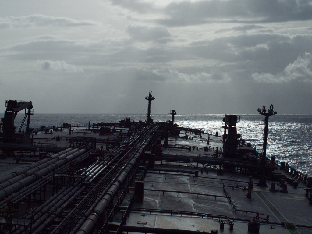 東シナ海を航行中の原油タンカー