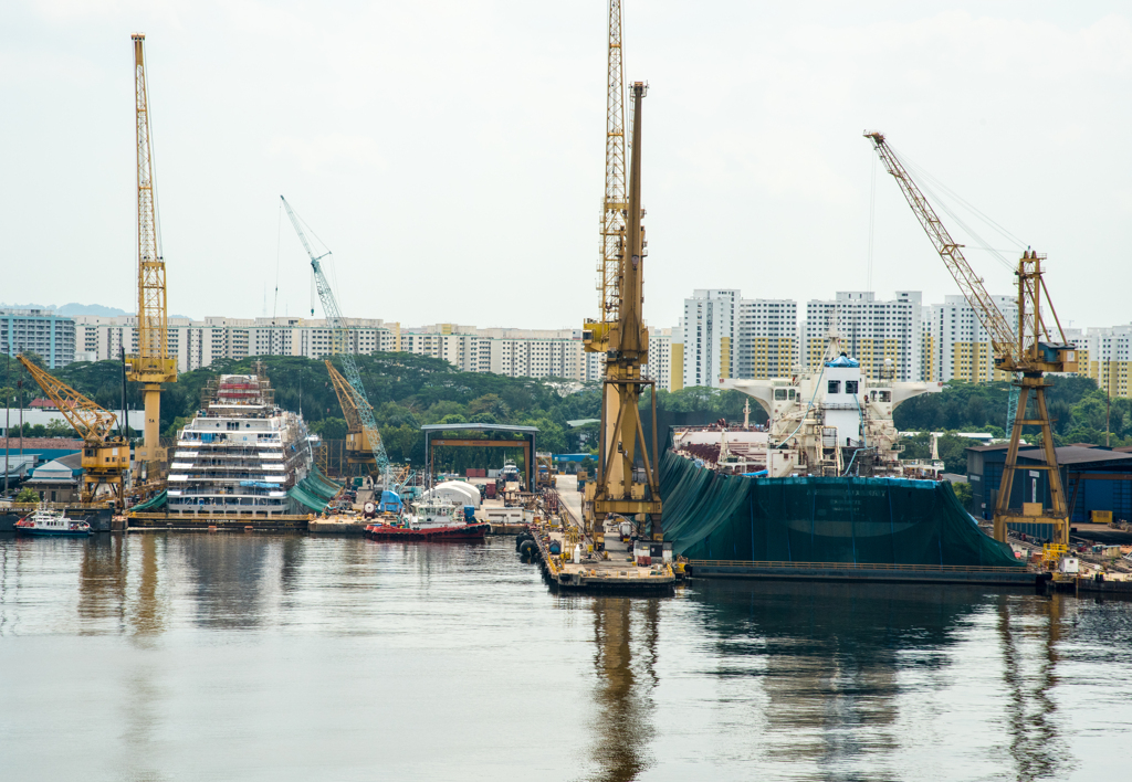 シンガポールドックに入渠中の船舶