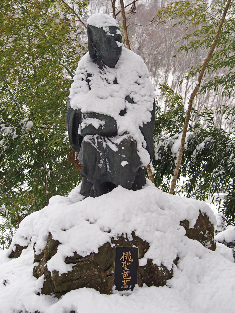 雪に凍える芭蕉像