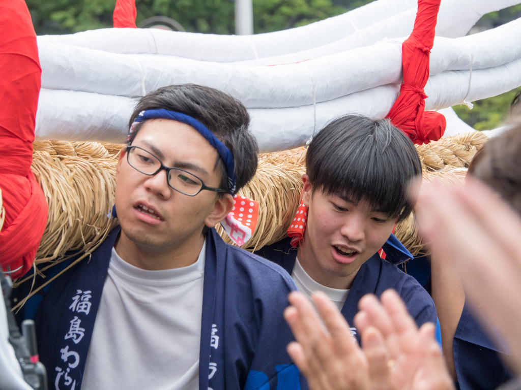 手拍子の中を