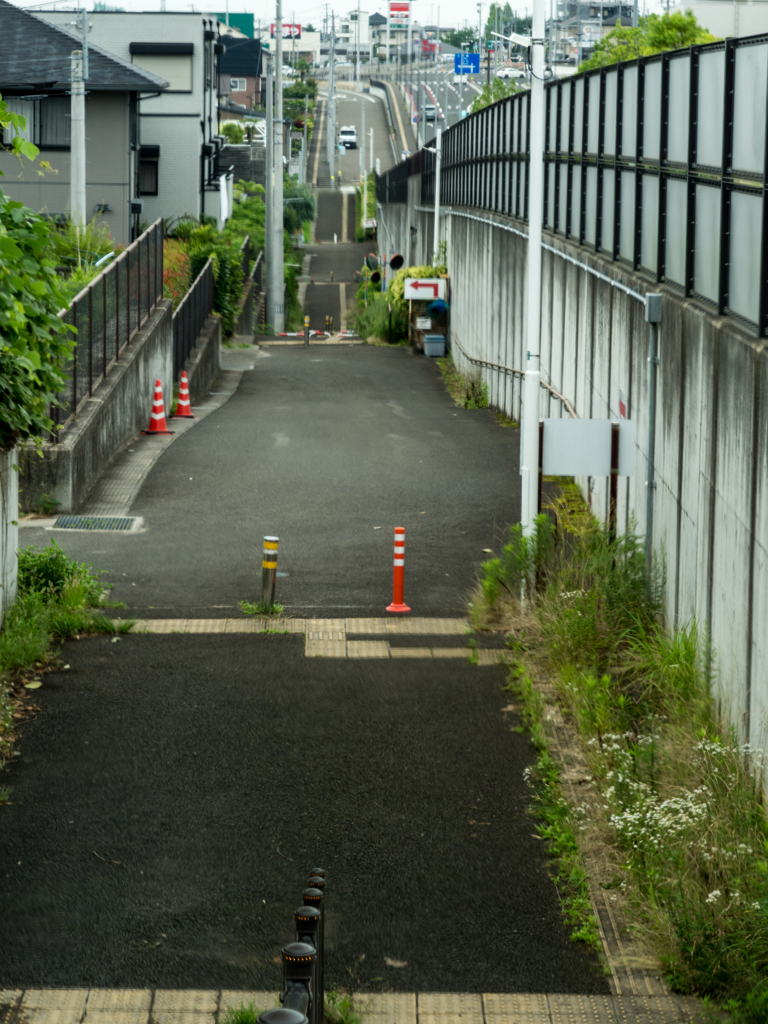 矢印と坂のある小路　1