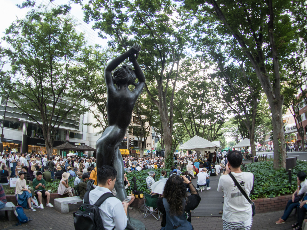 夏の思い出像と共に