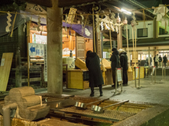 手水舎と参拝者