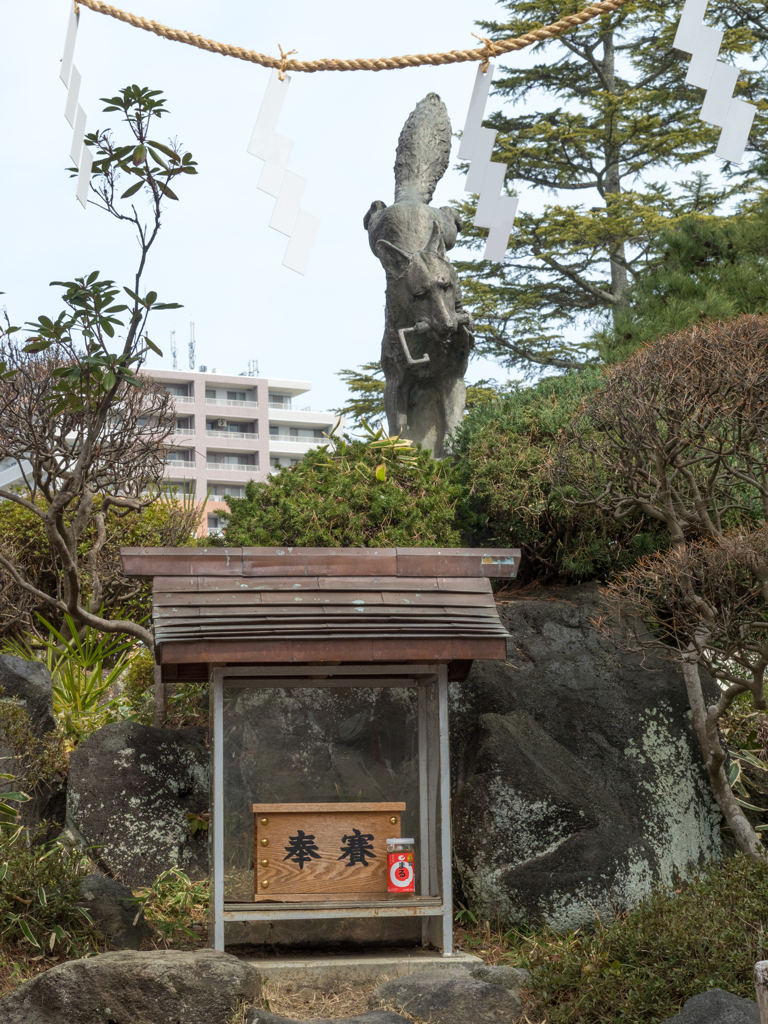 飛躍の霊狐像