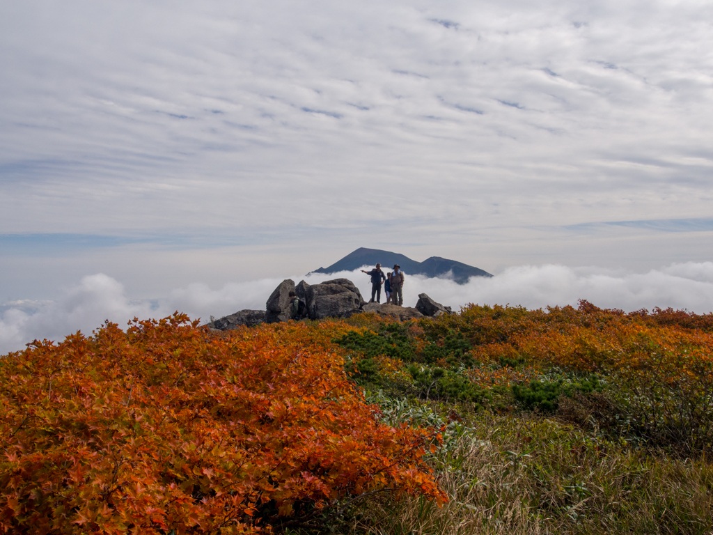 紅葉と登山者と岩手山