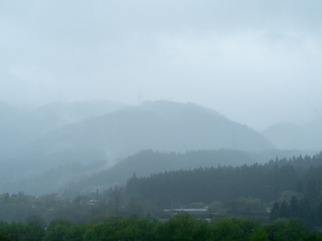 雨に煙る鳴子付近の山々