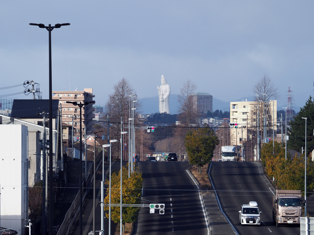 坂道と信号機と観音様
