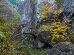 穴の開いた架け橋