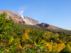 紅葉と一切経山の噴煙