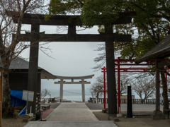 二つの鳥居と海