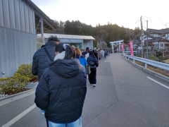 蛇のように並ぶ人たち