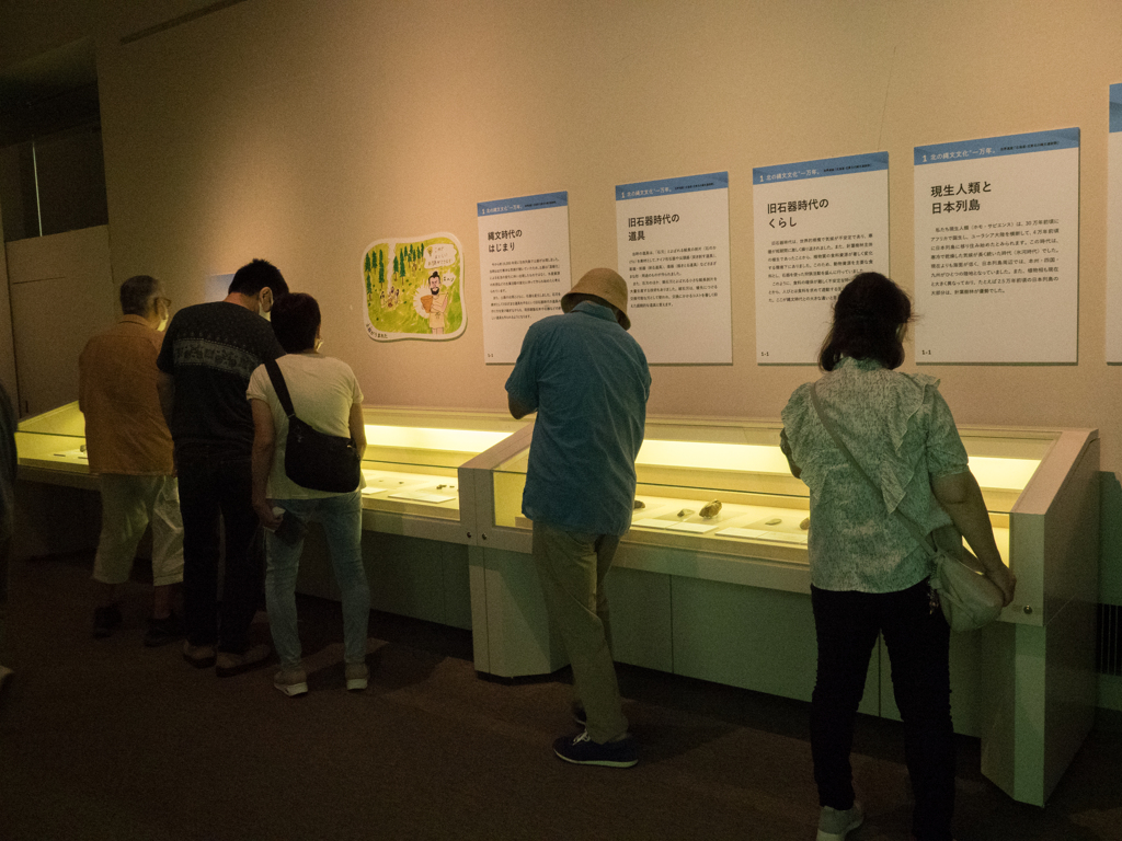 展示を見る人たち