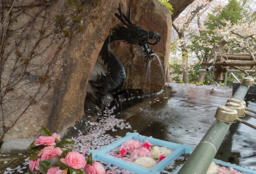 龍と花の手水舎