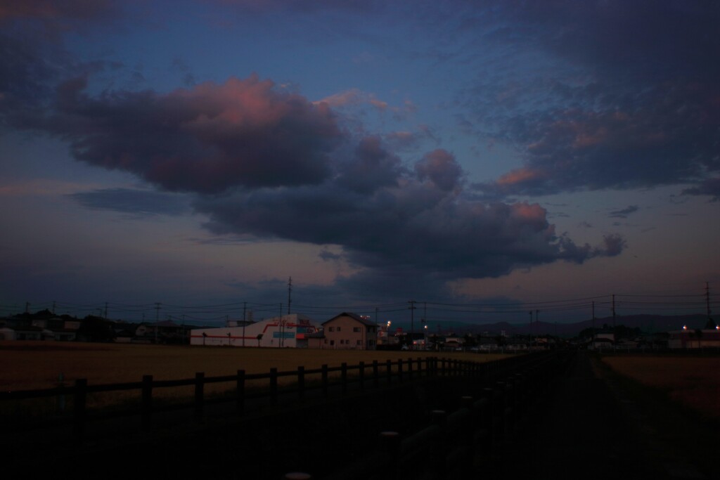 東は雨雲、西は晴れー１