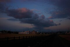 東は雨雲、西は晴れー１