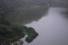 一時雨止む湖水